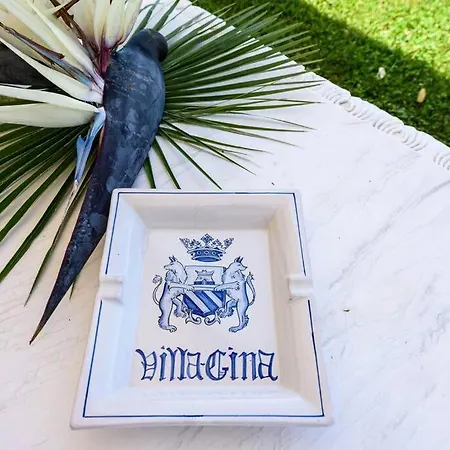 Gina, Villa
