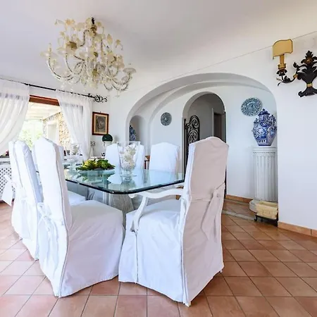 Gina, Villa