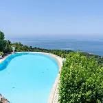Gina - Infinity Pool - Capri أناكابْري