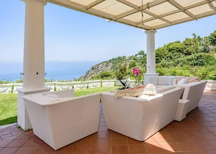 Gina - Infinity Pool - Capri *